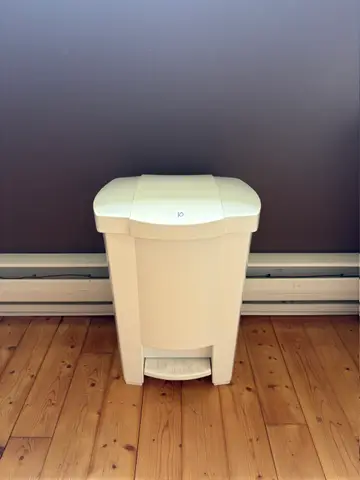 10: Garbage Can - online auction on EastBid