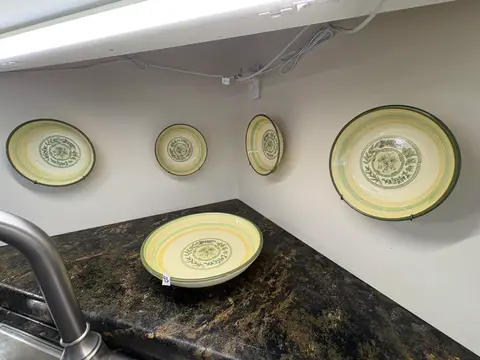 93: Decorative Dishes - online auction on EastBid