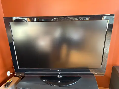 139: TV Stand - 42.5 x 23 x 24.5 (TV Not Included) - online auction on EastBid