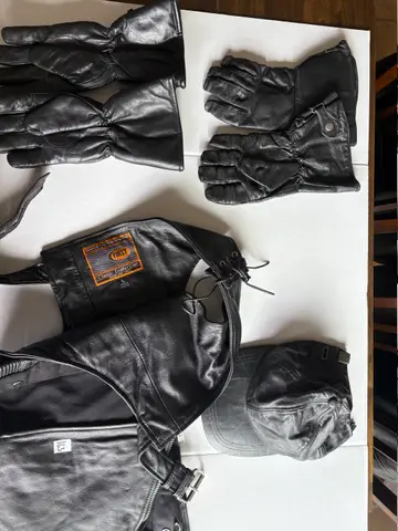163: First Classic L Chaps; Gloves (Danier, no back) - online auction on EastBid