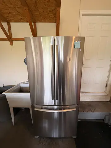169: Samsung Fridge (approximately 2 yr old) - 32 x 69 x 29 - online auction on EastBid