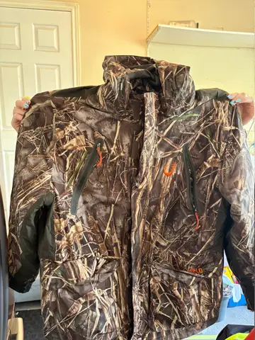 175: Hunting Gear - Boots (10), Jacket (XL) - online auction on EastBid