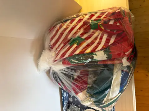 22: Christmas Lot 1 - thumbnail 2