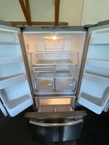 169: Samsung Fridge (approximately 2 yr old) - 32 x 69 x 29 - thumbnail 2