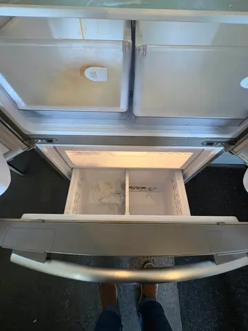 169: Samsung Fridge (approximately 2 yr old) - 32 x 69 x 29 - thumbnail 3