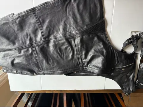 163: First Classic L Chaps; Gloves (Danier, no back) - thumbnail 4