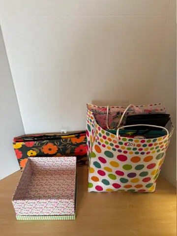 20: Gift Wrapping Lot - online auction on EastBid