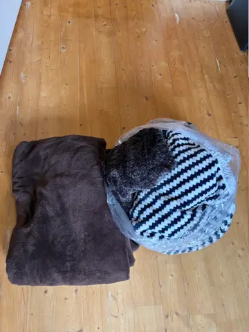 40: Blanket Lot (3 blankets) - online auction on EastBid