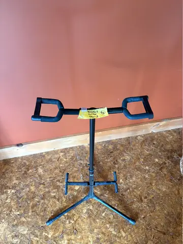 122: Double Guitar Stand - online auction on EastBid