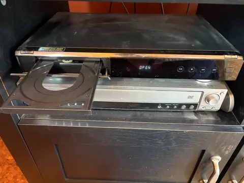 140: Blu-ray + DVD Player - online auction on EastBid