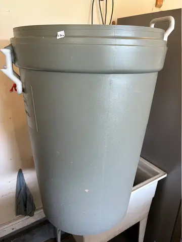 170: Garbage Bin Large - online auction on EastBid
