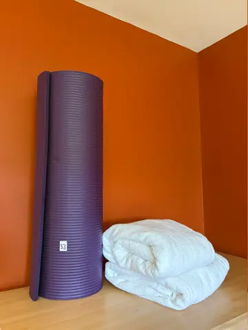 33: Yoga Mat, Towels - online auction on EastBid