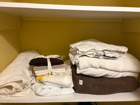 51: Linens + Towels - online auction on EastBid