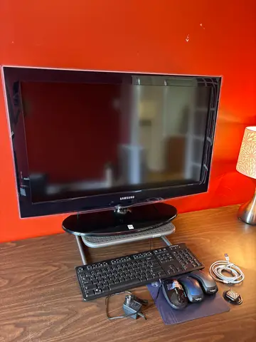 74: Computer Lot - Samsung 31 in x 20 in - online auction on EastBid