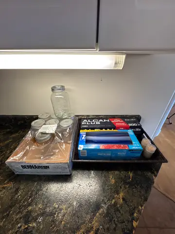 90: Jars (8) and Serving Supplies - online auction on EastBid