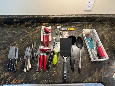 99: Kitchen Utensils - online auction on EastBid