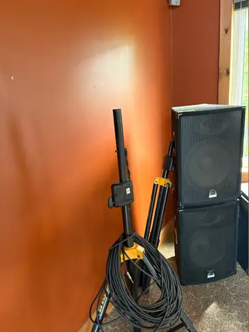 124: Speaker Set - Wharfedale Pro, set of 2 w/ cords - online auction on EastBid