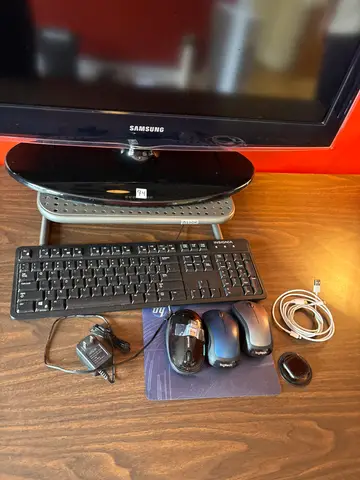 74: Computer Lot - Samsung 31 in x 20 in - thumbnail 2