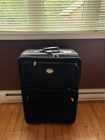 8: Suitcase -  L12 W22 H32; Garment Bag x4 - online auction on EastBid