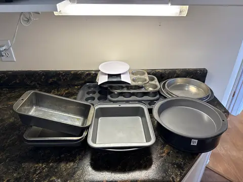 85: Baking Trays + Scale - online auction on EastBid