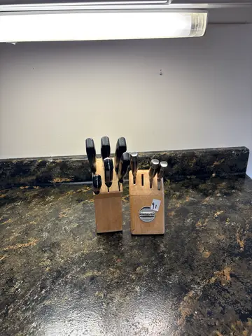91: Knife Block (x2) - online auction on EastBid
