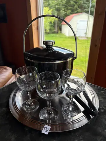 131: Ice Bucket + Glasses - online auction on EastBid