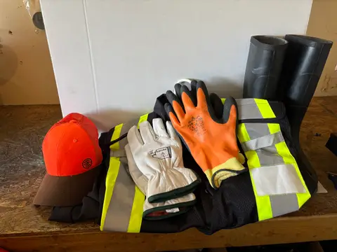 185: Safety Equipment - Boots size 7, 2 sets of gloves - online auction on EastBid