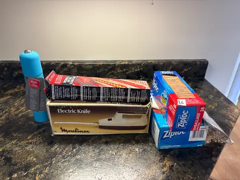 86: Electric Knife and Kitchen Supplies - online auction on EastBid