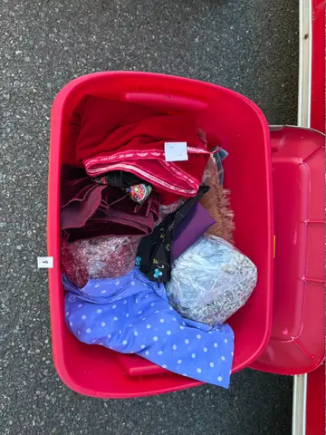8: Box of Fabric - Lot 1 - thumbnail 1