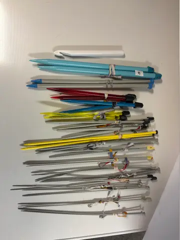 60: Knitting Needles Lot 2, ~18 Pairs incl. Jumbo US 19 - online auction on EastBid