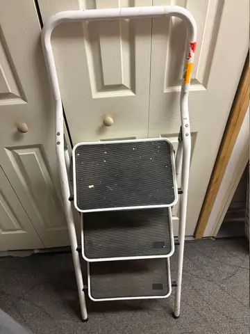 102: 3-Step Step Stool - online auction on EastBid