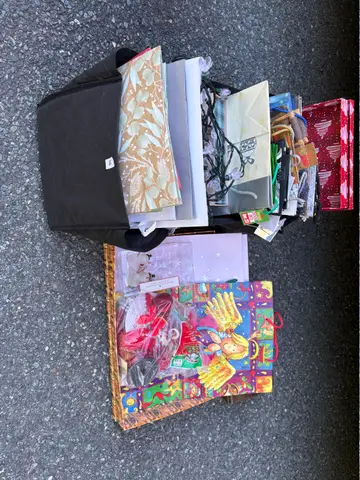 10: Christmas Bags and Decor - Lot 1 - online auction on EastBid