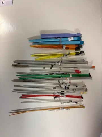 61: Knitting Needles Lot 3, ~15 Pairs incl. Jumbo US 19 - online auction on EastBid