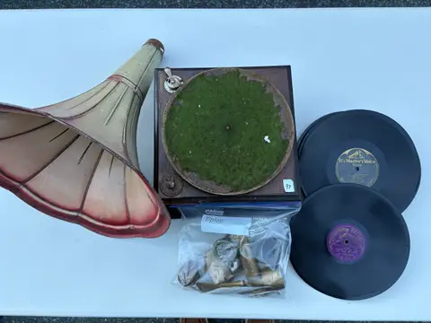 37: Wind-Up Horn Gramophone with 78 rpm Records (Unassembled) - thumbnail 1