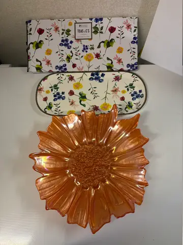 68: Contessa Platter, Maxwell & Williams, Boxed + Glass Flower Bowl - online auction on EastBid