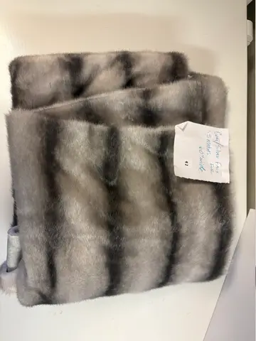 92: Grey/Silver Faux Fur - 1.5 m x 60" - online auction on EastBid
