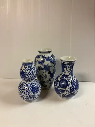 122: Trio of Small Blue and White Porcelain Vases - thumbnail 1