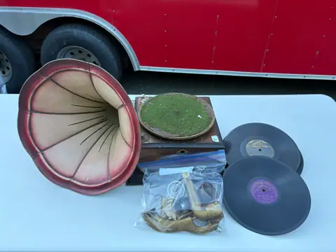 37: Wind-Up Horn Gramophone with 78 rpm Records (Unassembled) - thumbnail 2