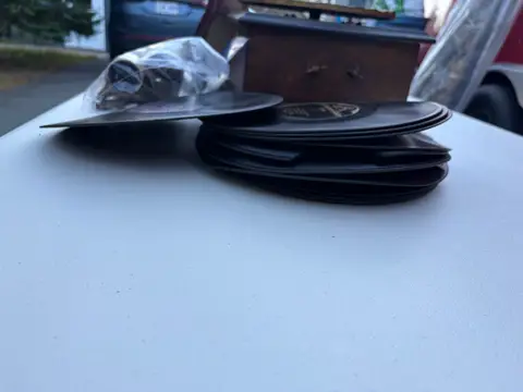 37: Wind-Up Horn Gramophone with 78 rpm Records (Unassembled) - thumbnail 3